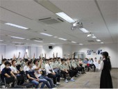 Sinh viên tham quan văn phòng làm việc tại Nissan Automotive Technology Việt Nam