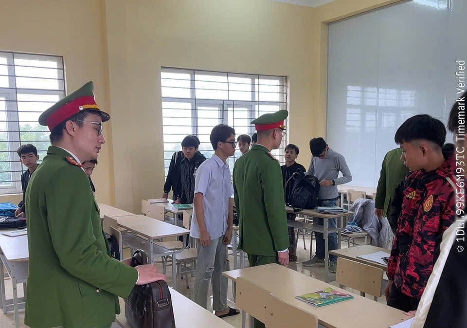CÔNG AN XÃ TRIỆU SƠN PHỐI HỢP VỚI TRƯỜNG CAO ĐẲNG NÔNG NGHIỆP THANH HOÁ TĂNG CƯỜNG KIỂM TRA, TUYÊN TRUYỀN AN NINH HỌC ĐƯỜNG VÀ AN TOÀN GIAO THÔNG